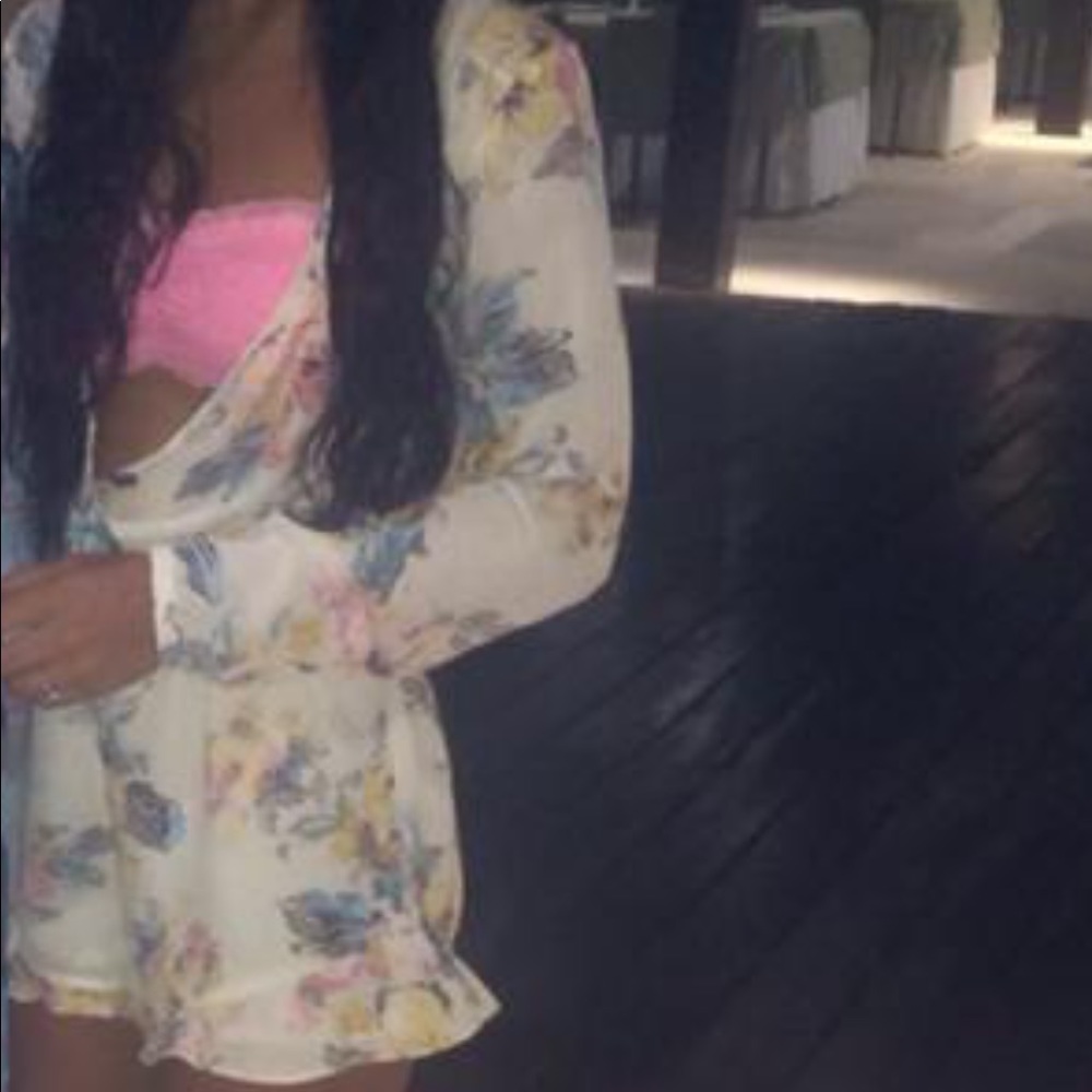 Floral romper. Low neck cut. Long sleeve.